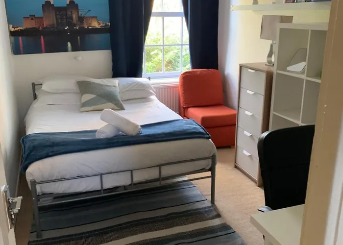Central Location! Double Bedroom 2 Mins Walk From Battersea Power Underground Station!