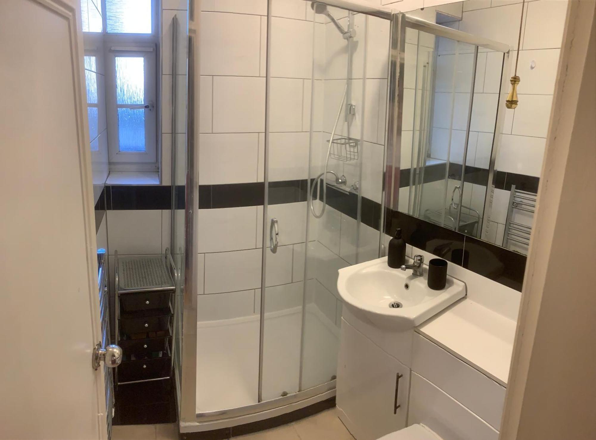 Location! Double Bedroom 2 Mins Walk From Battersea Power Underground Station! Londres